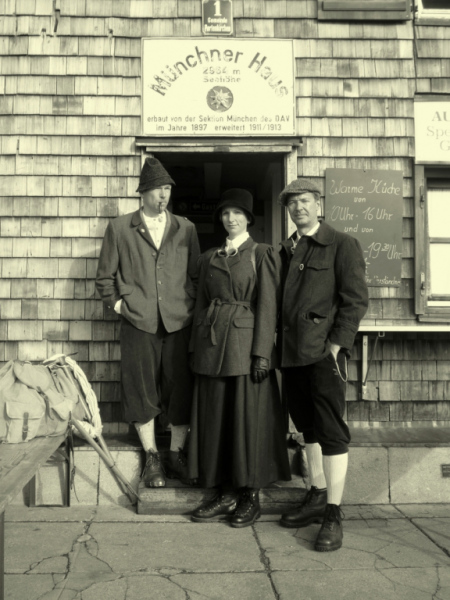 Historische Wanderung in historischer Kleidung. Georg Hohenester (re) 2009 vor dem Münchner Haus mit Begleitung.