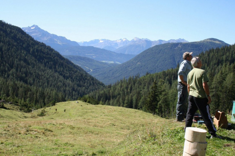 Aufstellen der Marienbergsäule auf der Marienbergalm