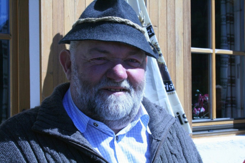 Aufstellen der Marienbergsäule auf der Marienbergalm