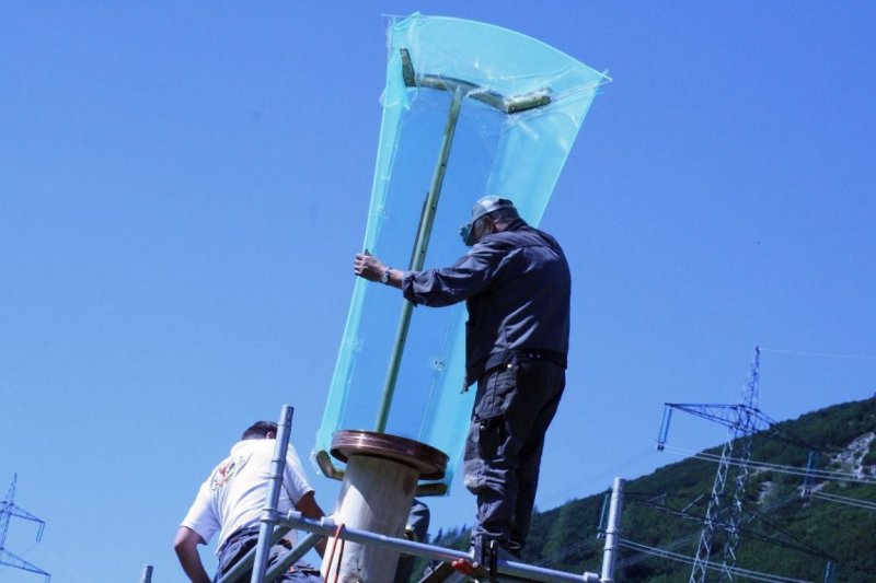 Aufstellen der Marienbergsäule auf der Marienbergalm