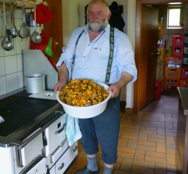 Aufstellen der Marienbergsäule auf der Marienbergalm