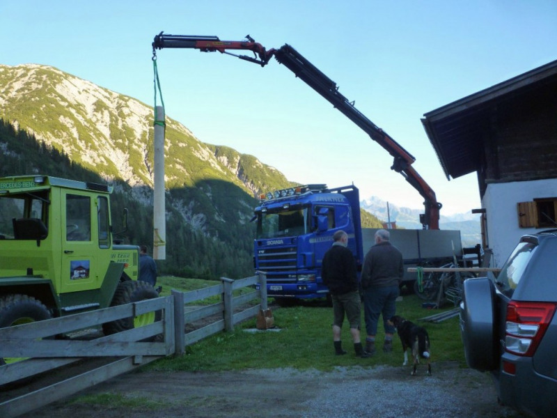 Aufstellen der Marienbergsäule auf der Marienbergalm