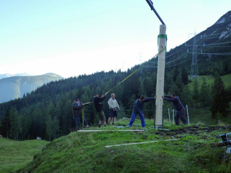 Aufstellen der Marienbergsäule auf der Marienbergalm