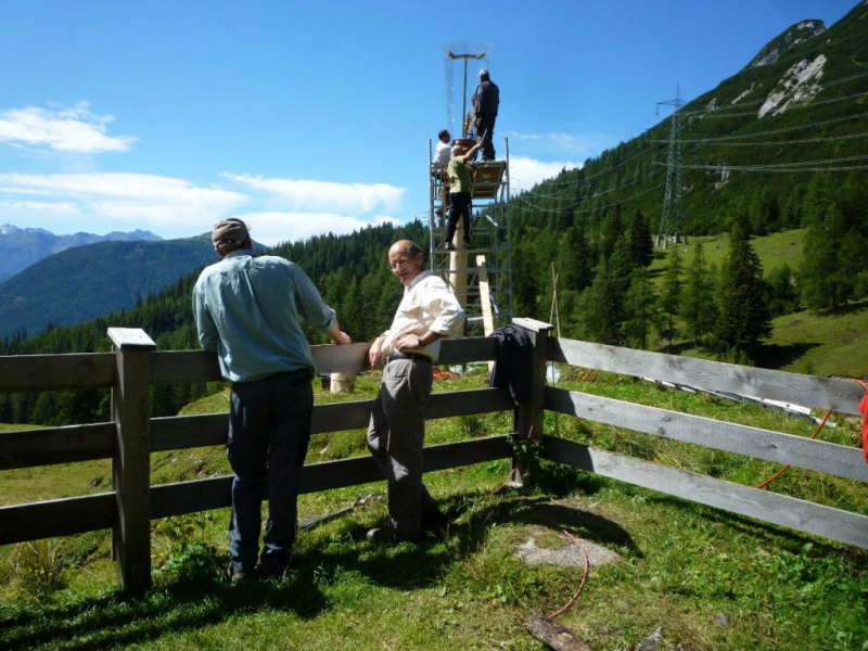 Aufstellen der Marienbergsäule auf der Marienbergalm