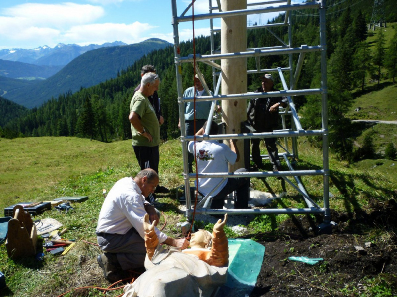Aufstellen der Marienbergsäule auf der Marienbergalm