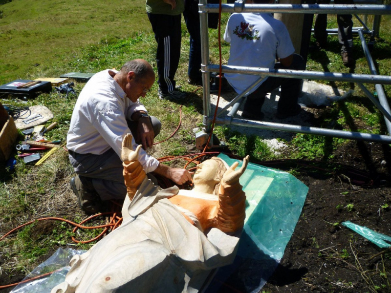 Aufstellen der Marienbergsäule auf der Marienbergalm