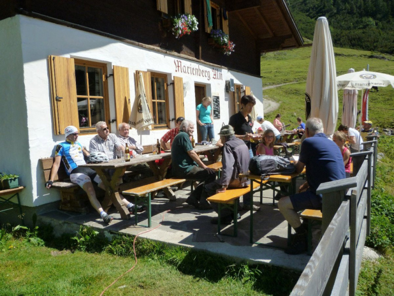 Aufstellen der Marienbergsäule auf der Marienbergalm