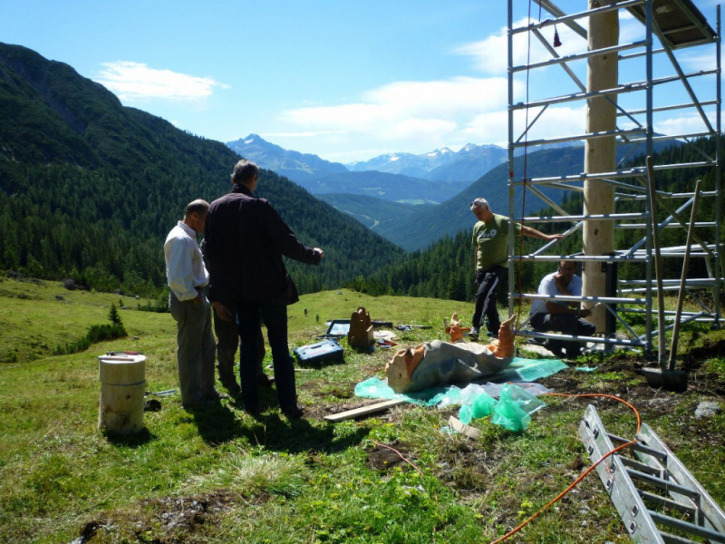 Aufstellen der Marienbergsäule auf der Marienbergalm