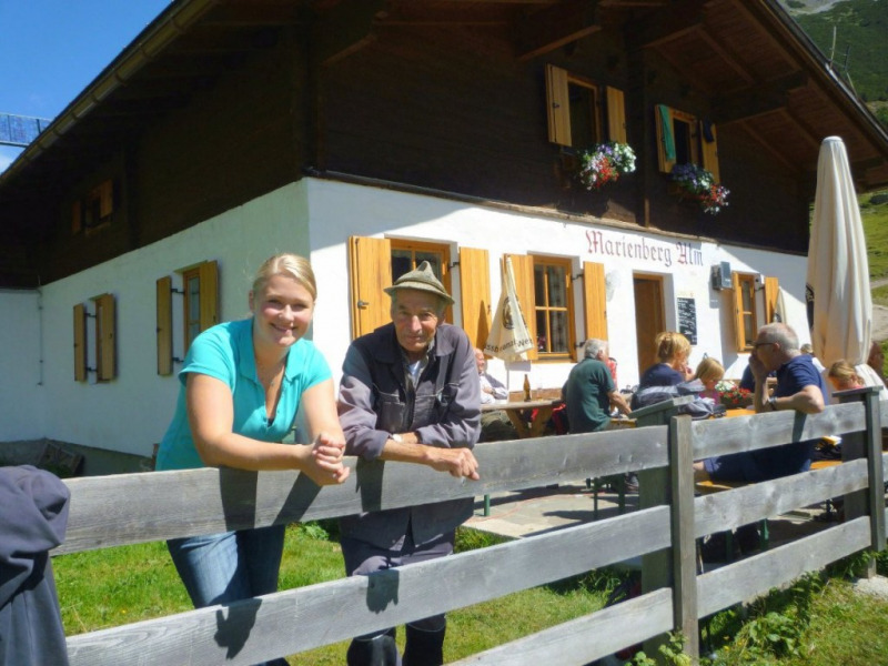 Aufstellen der Marienbergsäule auf der Marienbergalm
