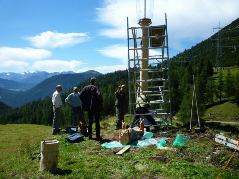 Aufstellen der Marienbergsäule auf der Marienbergalm