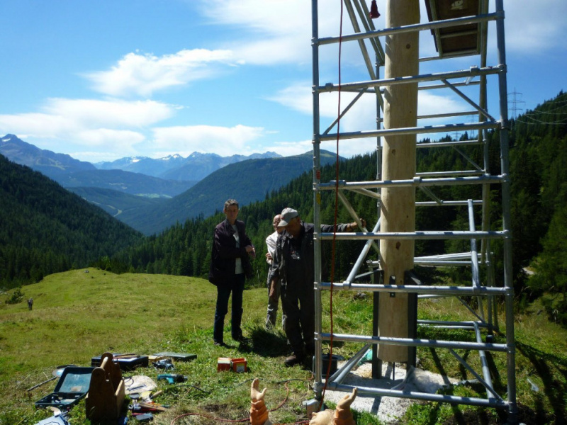 Aufstellen der Marienbergsäule auf der Marienbergalm