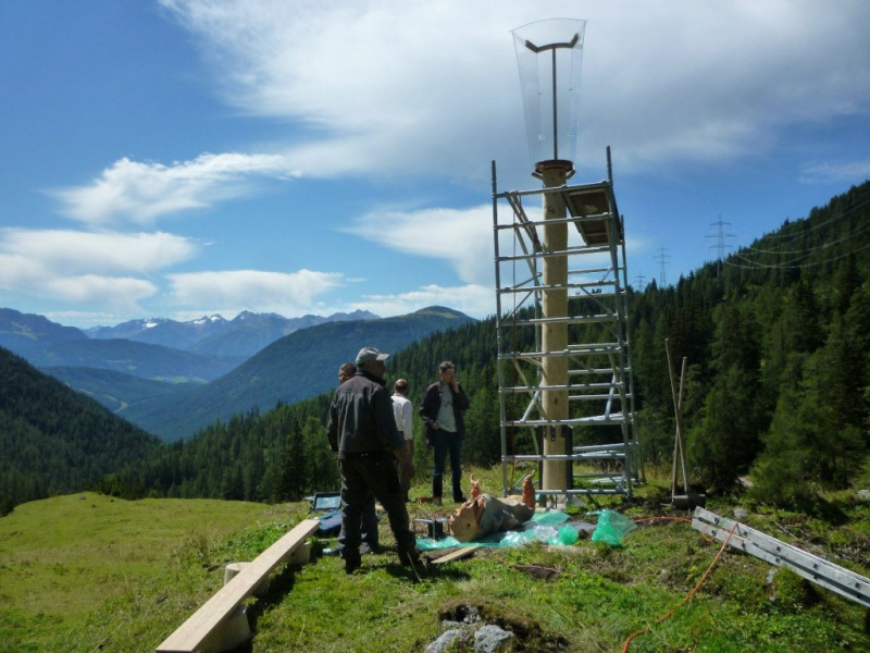 Aufstellen der Marienbergsäule auf der Marienbergalm