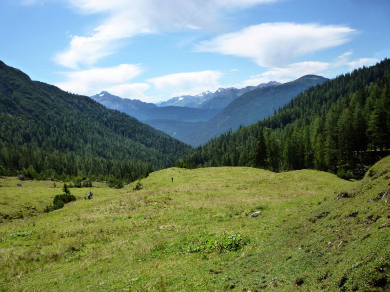 Aufstellen der Marienbergsäule auf der Marienbergalm
