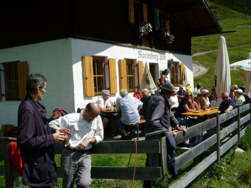 Aufstellen der Marienbergsäule auf der Marienbergalm