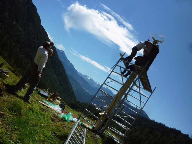 Aufstellen der Marienbergsäule auf der Marienbergalm