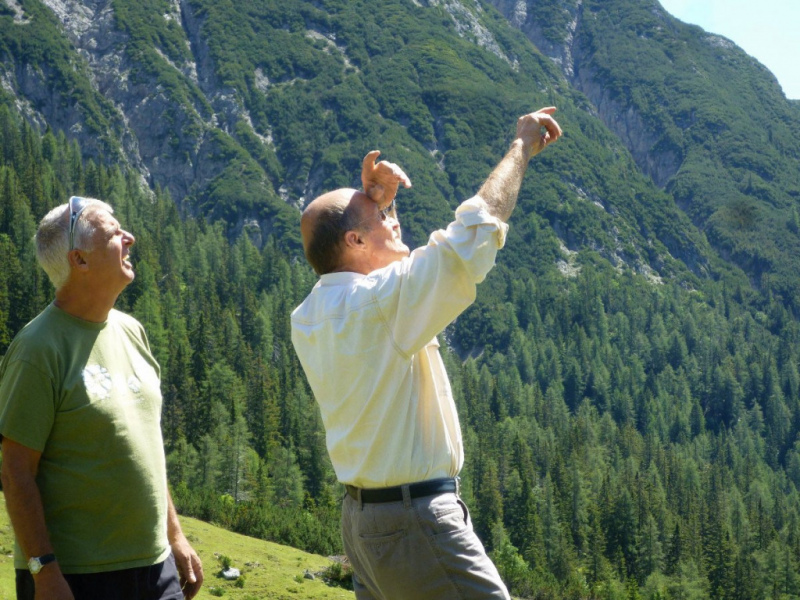 Aufstellen der Marienbergsäule auf der Marienbergalm