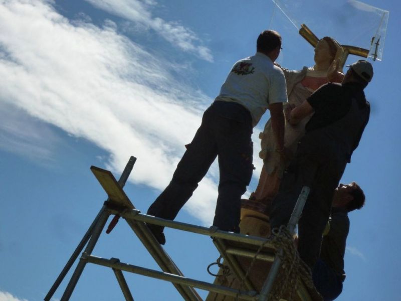 Aufstellen der Marienbergsäule auf der Marienbergalm