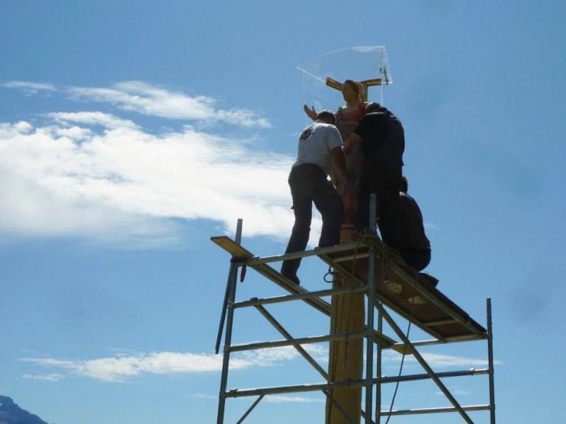 Aufstellen der Marienbergsäule auf der Marienbergalm