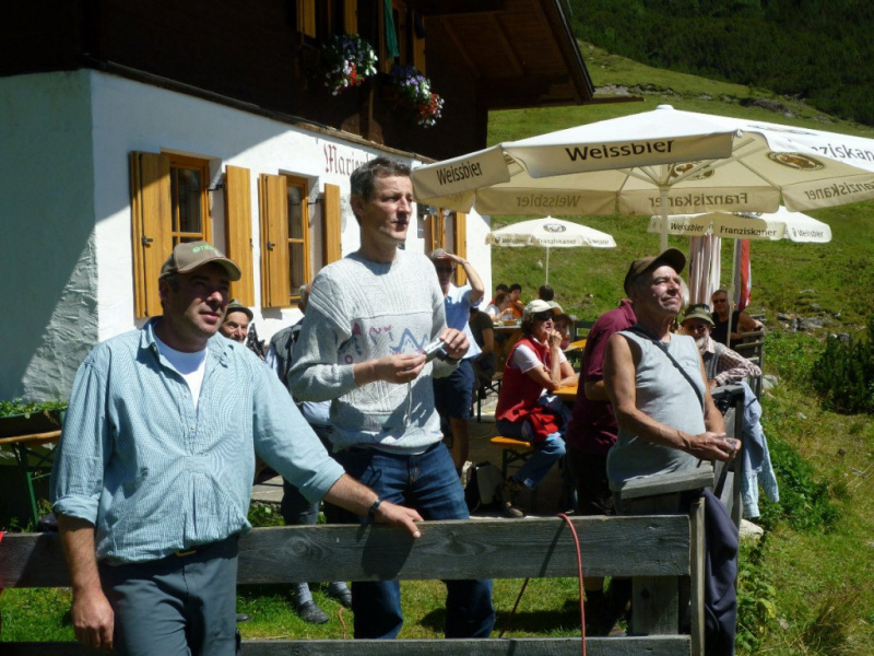 Aufstellen der Marienbergsäule auf der Marienbergalm
