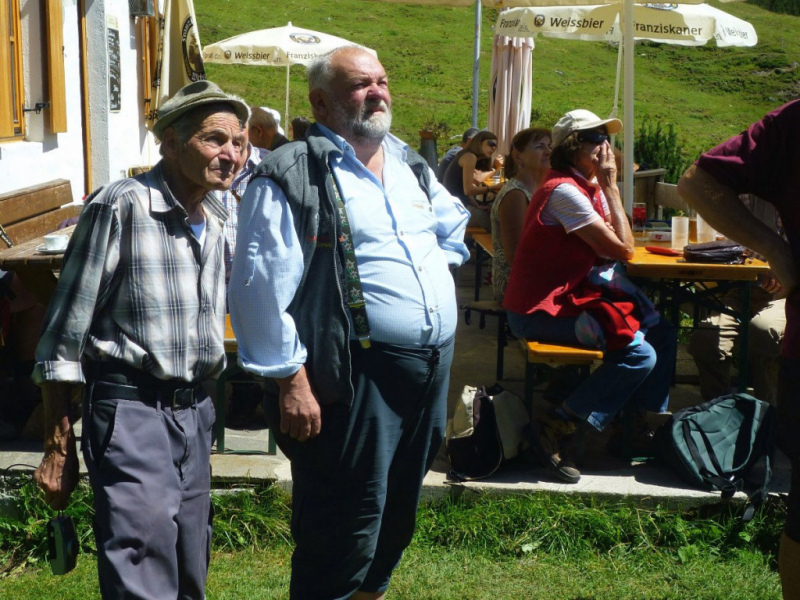 Aufstellen der Marienbergsäule auf der Marienbergalm