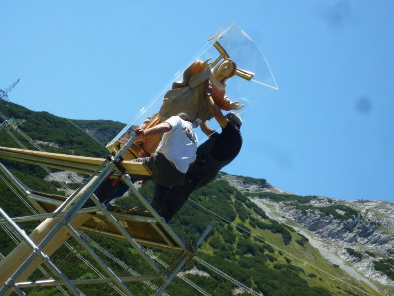 Aufstellen der Marienbergsäule auf der Marienbergalm