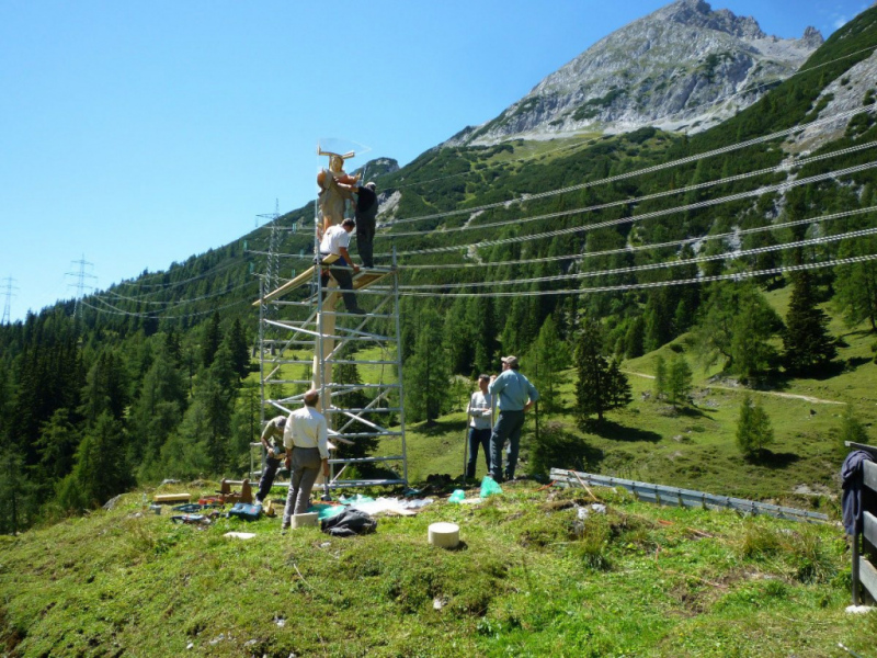 Aufstellen der Marienbergsäule auf der Marienbergalm