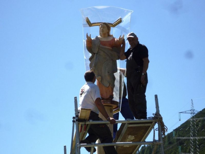 Aufstellen der Marienbergsäule auf der Marienbergalm