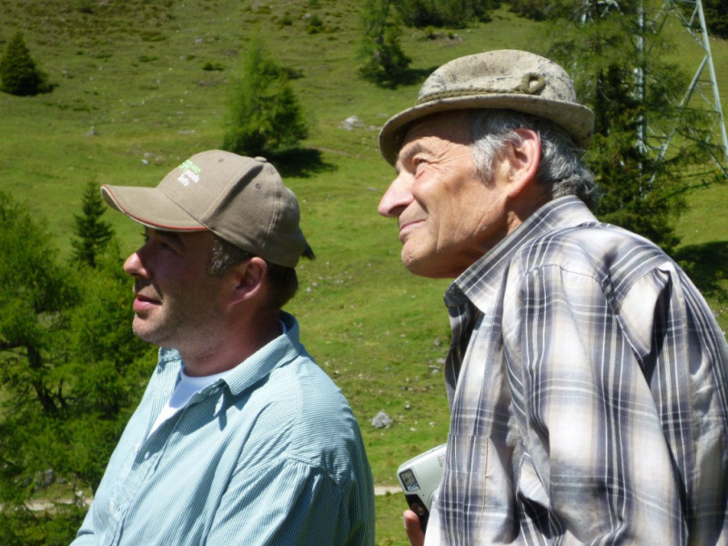Aufstellen der Marienbergsäule auf der Marienbergalm