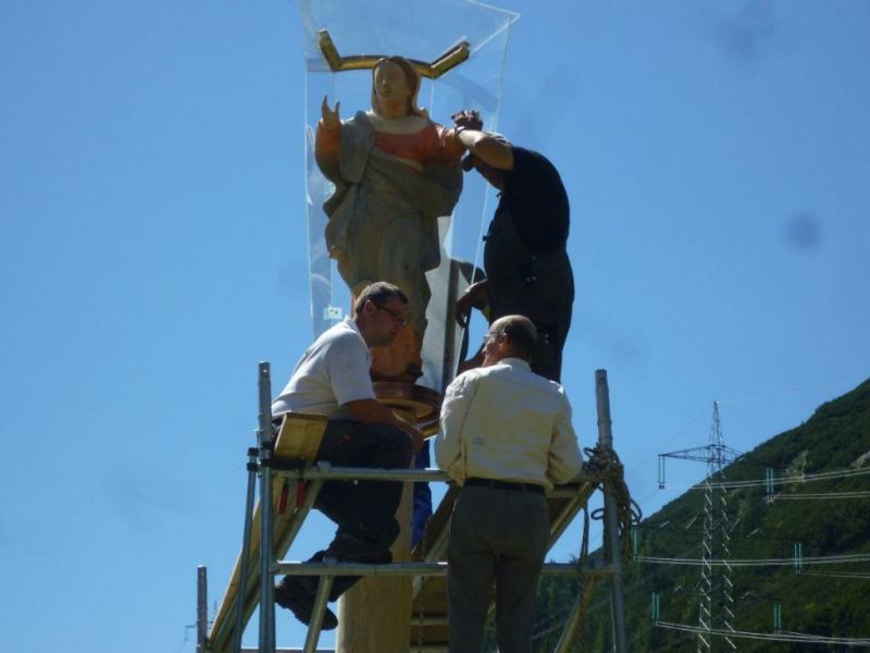 Aufstellen der Marienbergsäule auf der Marienbergalm