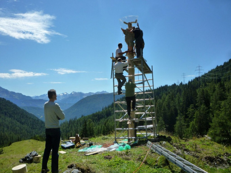 Aufstellen der Marienbergsäule auf der Marienbergalm