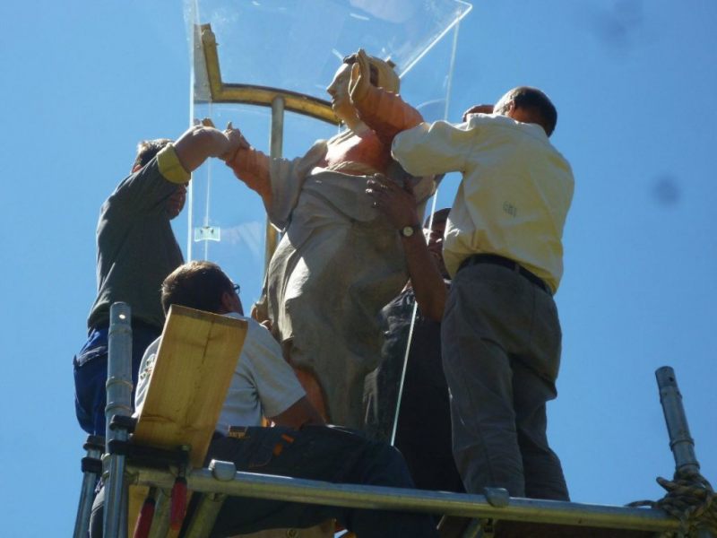 Aufstellen der Marienbergsäule auf der Marienbergalm