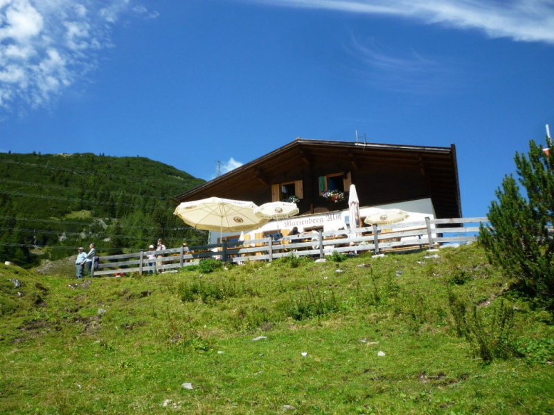Aufstellen der Marienbergsäule auf der Marienbergalm