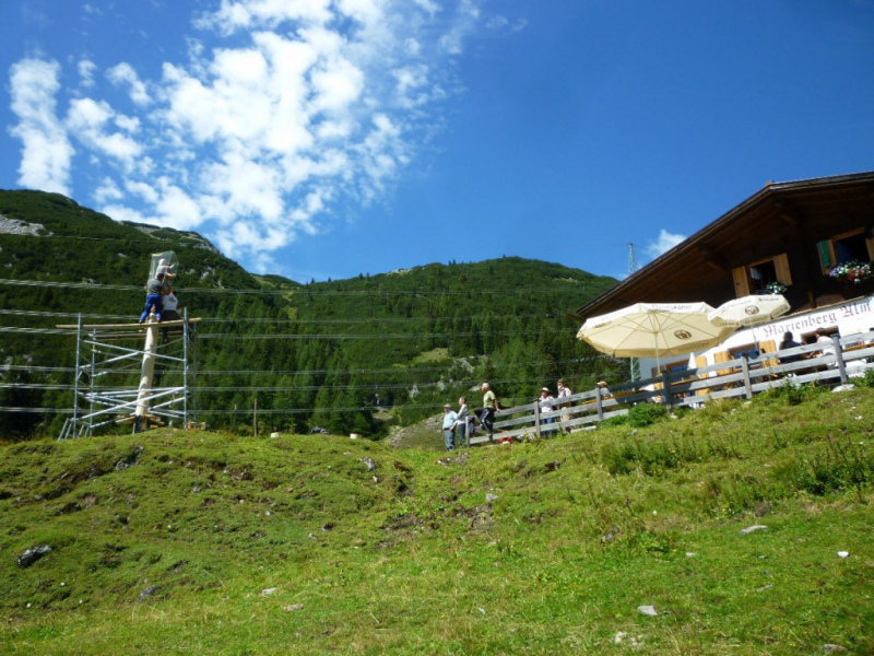 Aufstellen der Marienbergsäule auf der Marienbergalm
