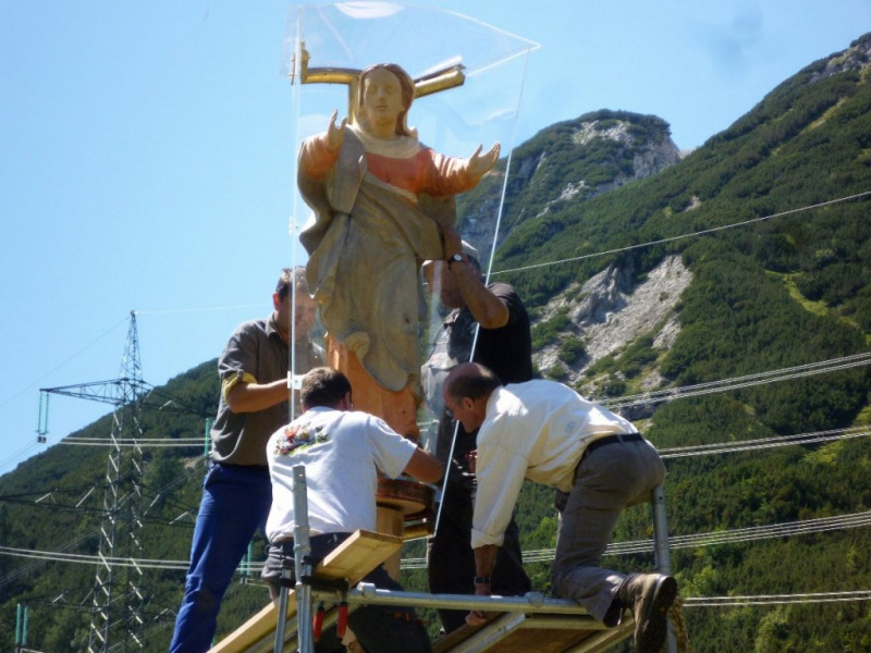 Aufstellen der Marienbergsäule auf der Marienbergalm