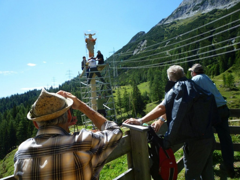Aufstellen der Marienbergsäule auf der Marienbergalm