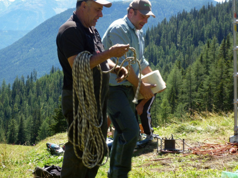 Aufstellen der Marienbergsäule auf der Marienbergalm