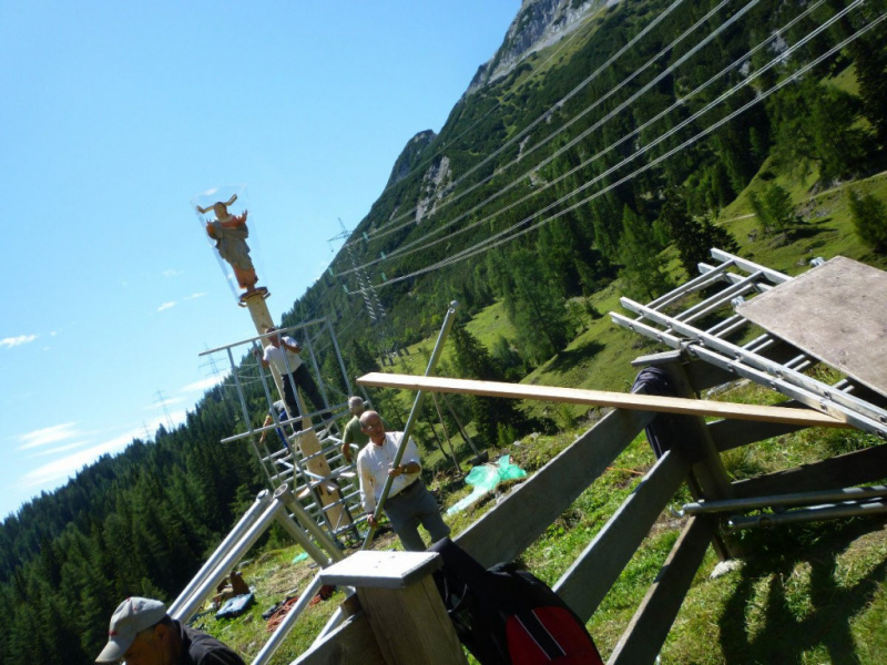 Aufstellen der Marienbergsäule auf der Marienbergalm