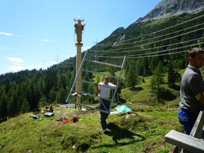Aufstellen der Marienbergsäule auf der Marienbergalm
