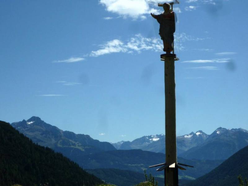 Aufstellen der Marienbergsäule auf der Marienbergalm