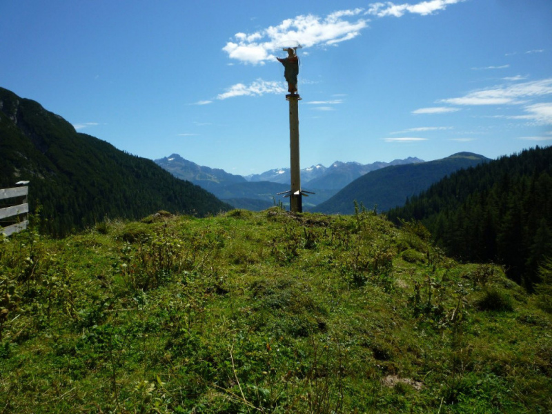 Aufstellen der Marienbergsäule auf der Marienbergalm
