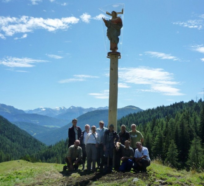 Aufstellen der Marienbergsäule auf der Marienbergalm