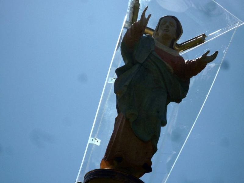 Aufstellen der Marienbergsäule auf der Marienbergalm