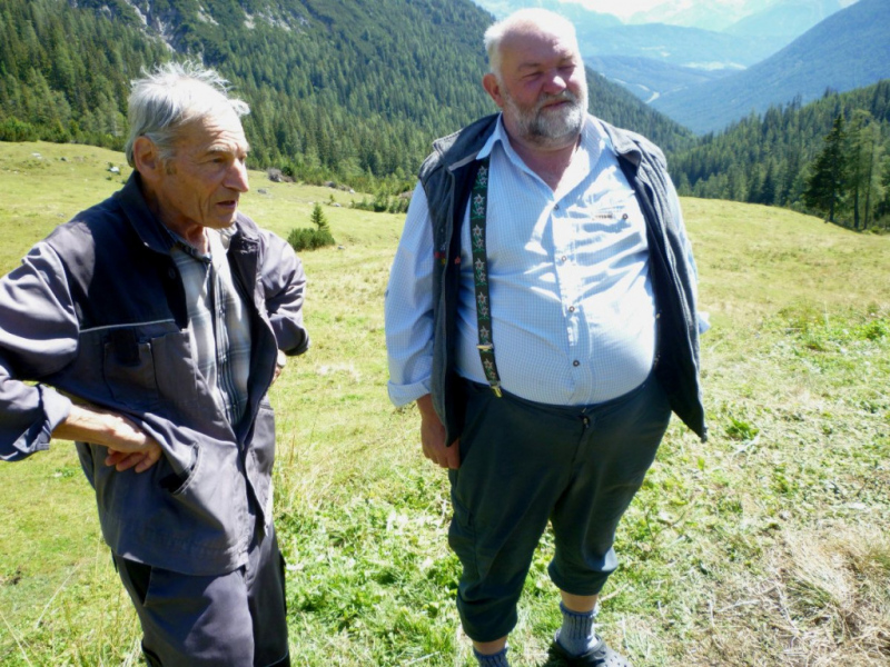 Aufstellen der Marienbergsäule auf der Marienbergalm