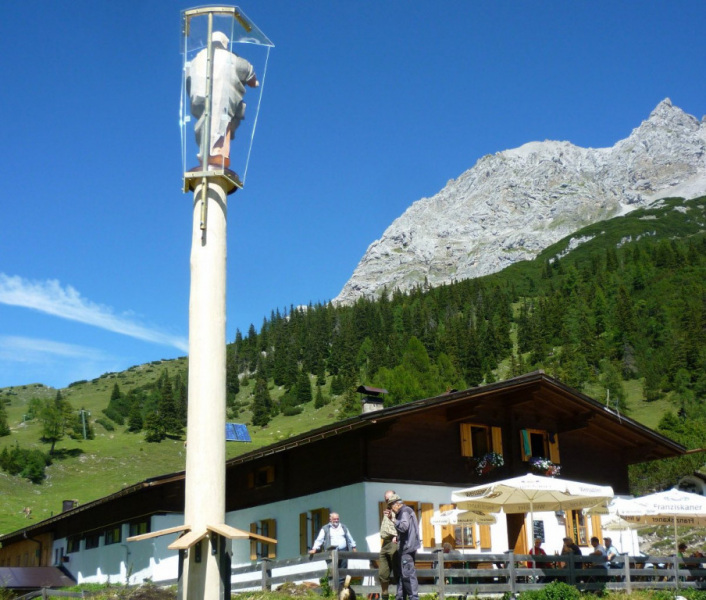Aufstellen der Marienbergsäule auf der Marienbergalm