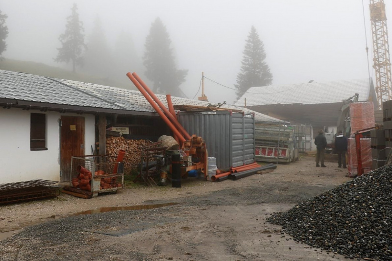 Baubeginn Hochfeldernalm – die alte Almhütte in Trauer