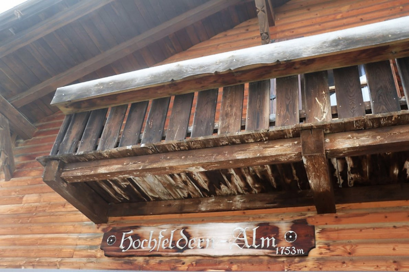 Baubeginn Hochfeldernalm – die alte Almhütte in Trauer