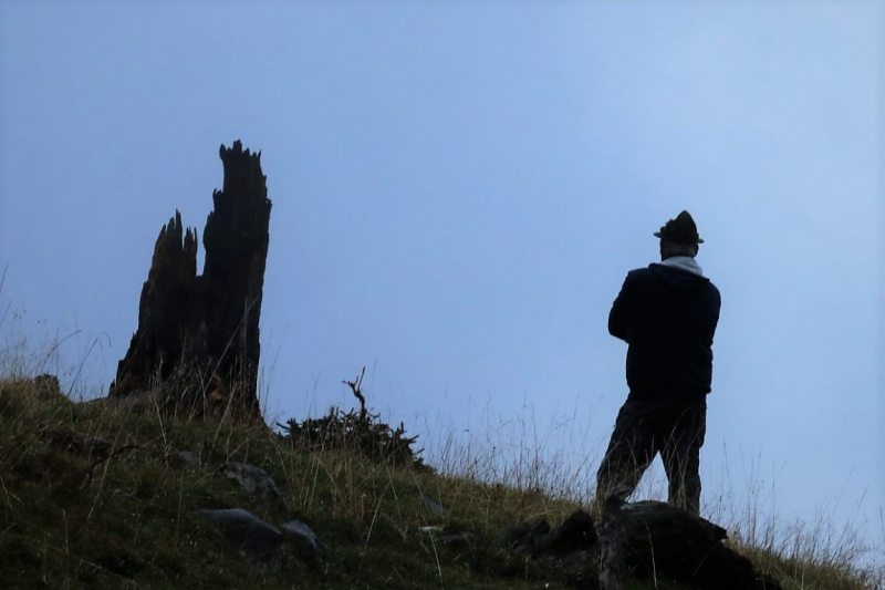 Baubeginn Hochfeldernalm – die alte Almhütte in Trauer