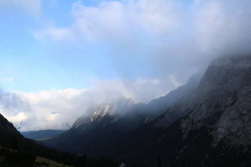 Baubeginn Hochfeldernalm – die alte Almhütte in Trauer