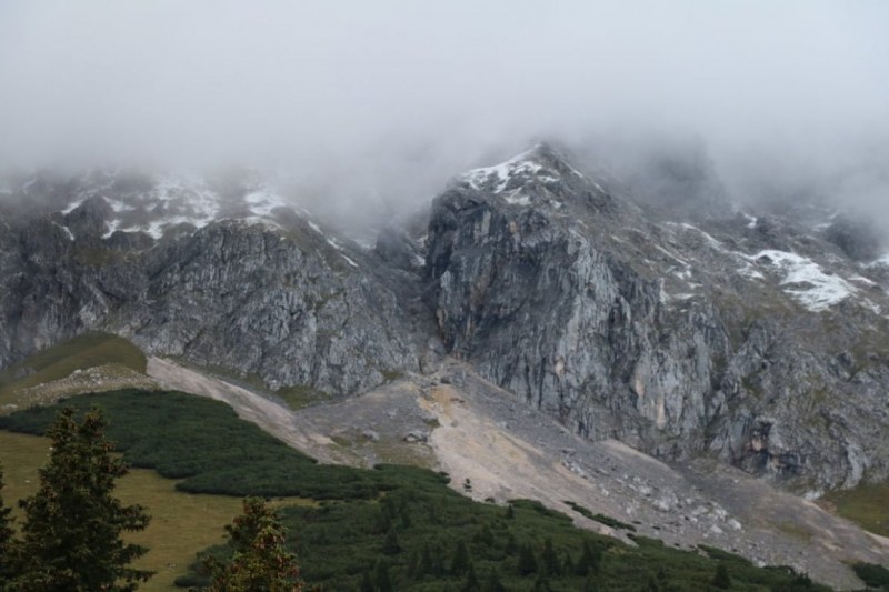 Baubeginn Hochfeldernalm – die alte Almhütte in Trauer