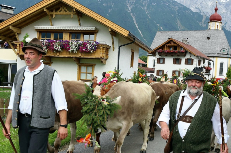 Drei-Almen-Abtrieb in Barwies – Abschied des Marienberg-Hirten